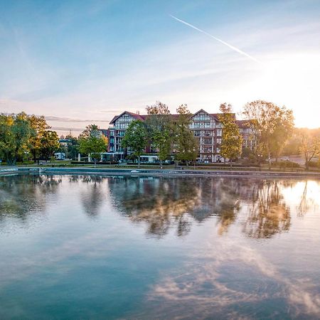 Willa Port Ostróda Exterior foto The lake at the campus of the University of Applied Sciences and Medical University of Southern Tyrol