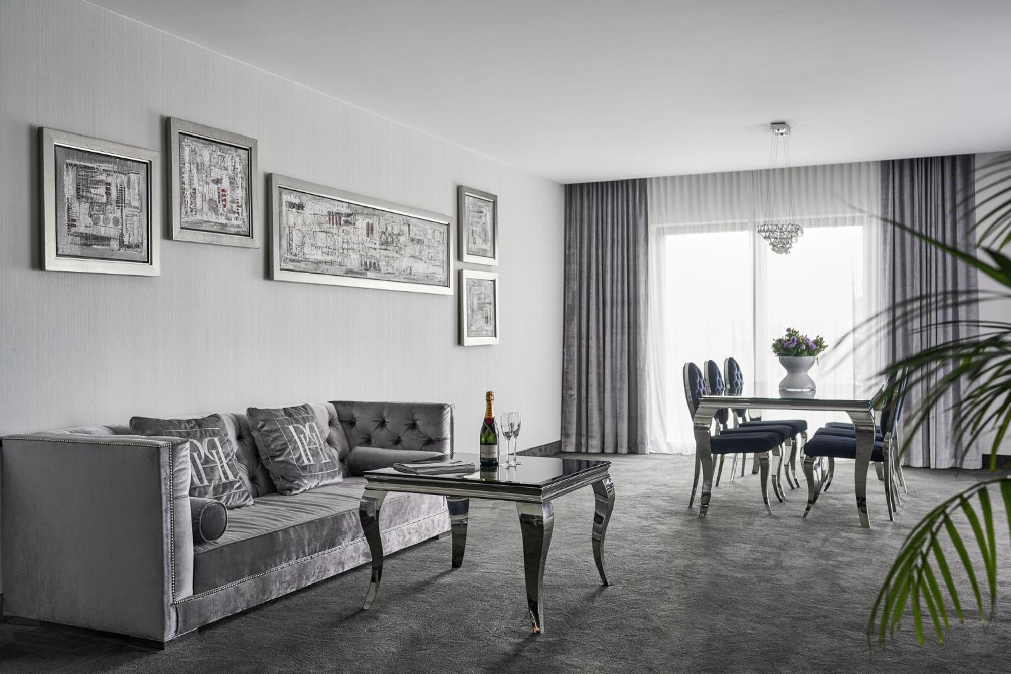 Willa Port Ostróda Exterior foto A living room with a carpet floor